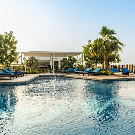 Hotel Radisson Dubai Damac Hills Exterior foto