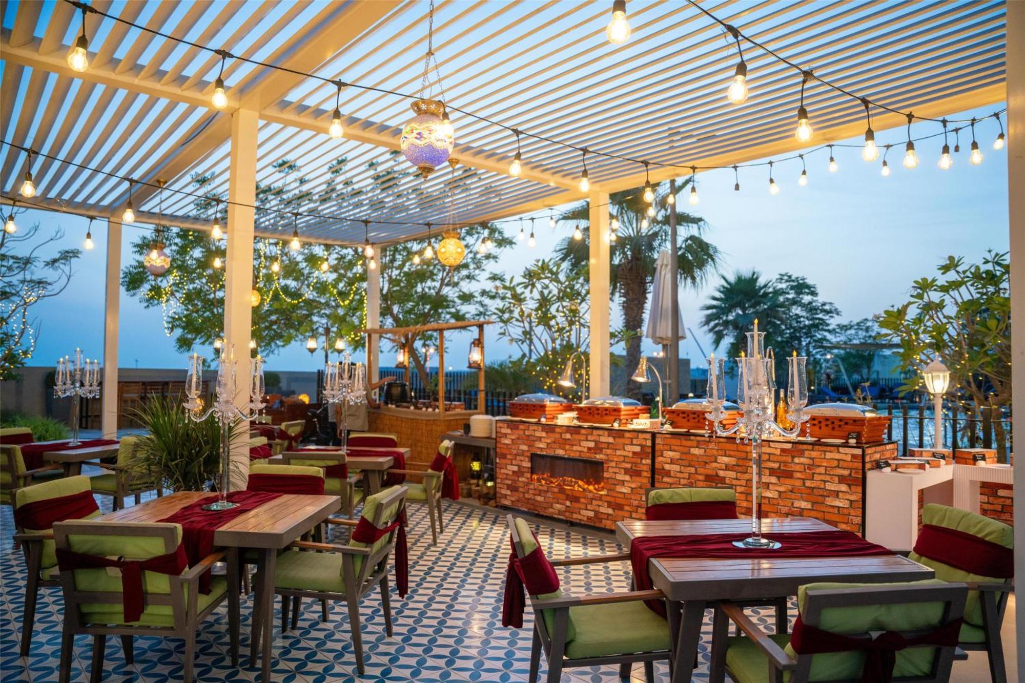 Hotel Radisson Dubai Damac Hills Exterior foto